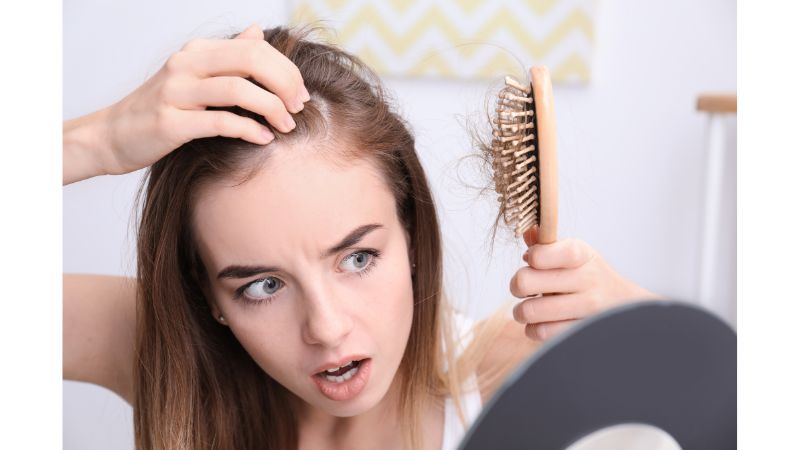 أسباب تساقط الشعر عند النساء
